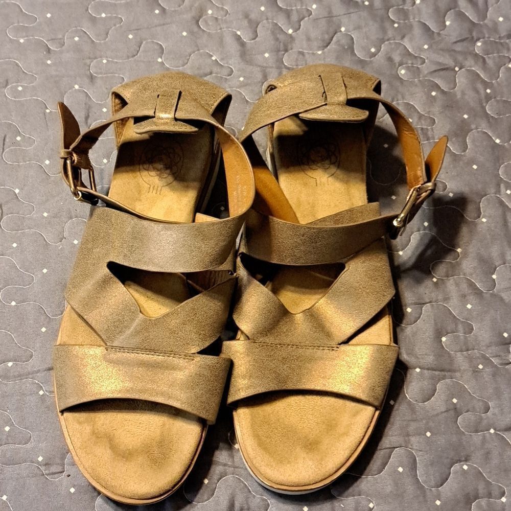 Hocus Pocus Kayla bronze sandals size 8.5